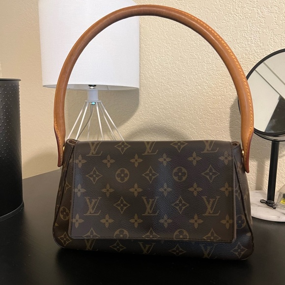 Louis Vuitton - Picture 2 of 10